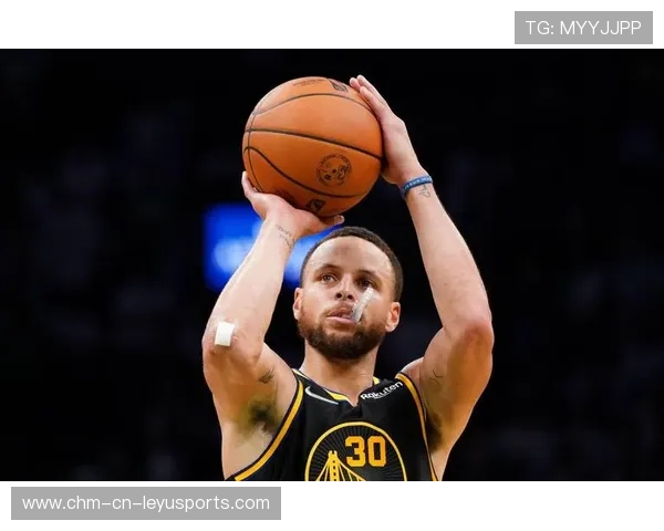 球员在训练中展现新的投篮技巧并得到应用，在篮球训练中,投篮时